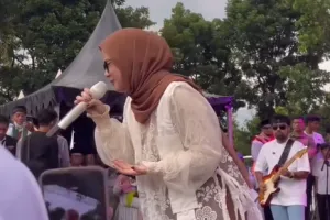 Tampil perdana usai resmi menikah dengan Ayus, 9 momen Nissa Sabyan manggung di acara kampanye