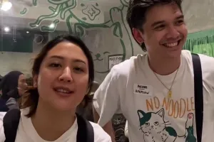 Diisukan cerai, ini 9 momen kebersamaan Sherina & Baskara Mahendra di anniversary ke-2 restoran bakmi
