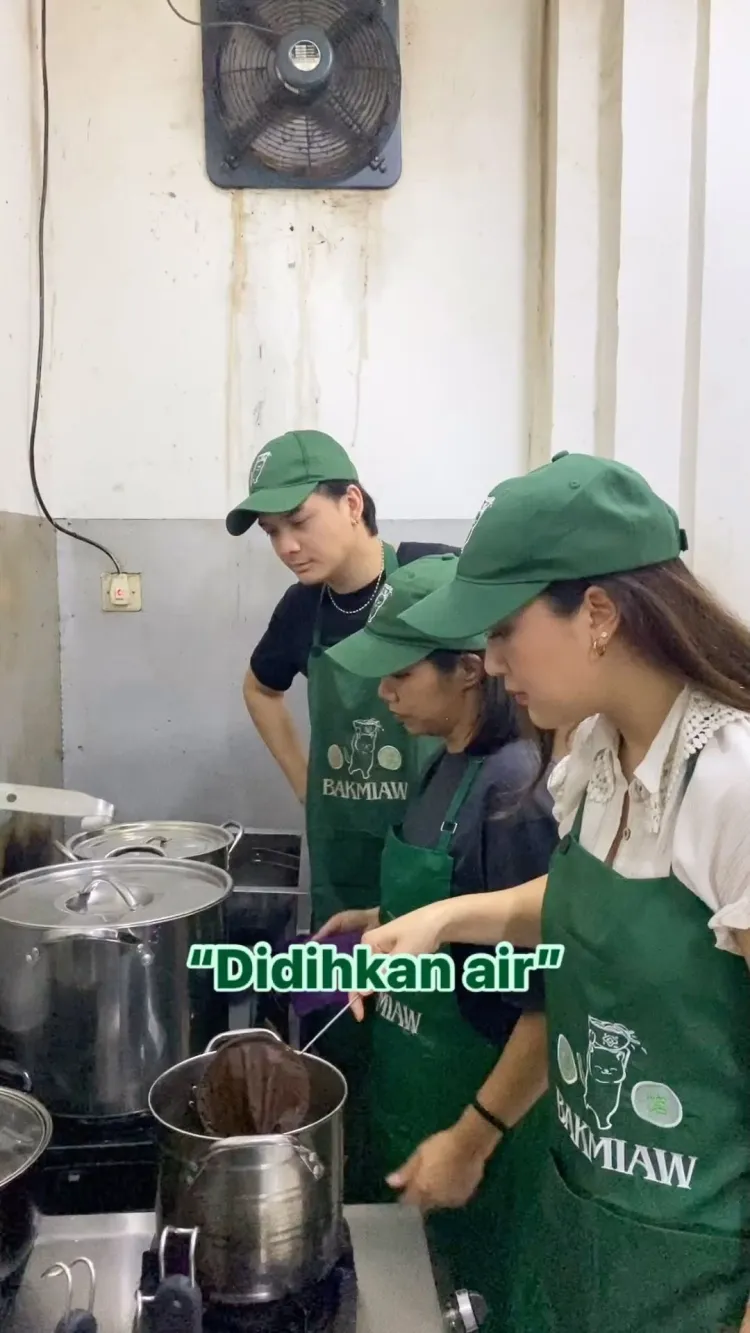 Diisukan cerai, ini 9 momen kebersamaan Sherina & Baskara Mahendra di anniversary ke-2 restoran bakmi