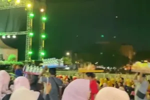 Dikerumuni pedagang es teh, 11 momen pengajian akbar yang diisi Gus Iqdam ini bikin geleng kepala