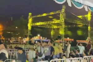 Dikerumuni pedagang es teh, 11 momen pengajian akbar yang diisi Gus Iqdam ini bikin geleng kepala