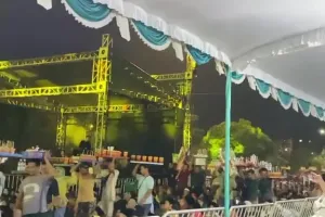 Dikerumuni pedagang es teh, 11 momen pengajian akbar yang diisi Gus Iqdam ini bikin geleng kepala