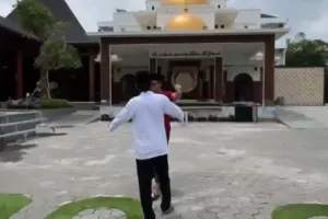 7 Momen Sonhaji pedagang es teh berangkat umrah sekeluarga, menangis minta maaf kepada Gus Miftah