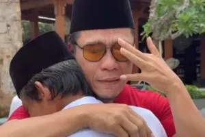 7 Momen Sonhaji pedagang es teh berangkat umrah sekeluarga, menangis minta maaf kepada Gus Miftah