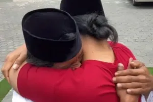 7 Momen Sonhaji pedagang es teh berangkat umrah sekeluarga, menangis minta maaf kepada Gus Miftah