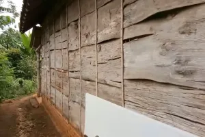 Dari luar seperti rumah kayu usang, 9 potret dalamnya ini bikin maling terkecoh