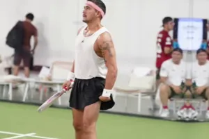 9 Potret Mario Lawalata pakai rok saat main tenis, penampilan kontras dengan otot macho bikin salfok