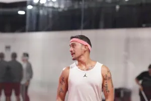 9 Potret Mario Lawalata pakai rok saat main tenis, penampilan kontras dengan otot macho bikin salfok