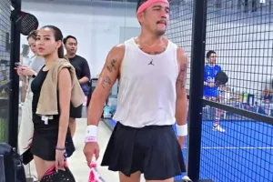 9 Potret Mario Lawalata pakai rok saat main tenis, penampilan kontras dengan otot macho bikin salfok