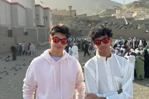 7 Momen Eddy Meijer putra Maudy Kusnaedi jalani ibadah umrah, paras tampannya malah bikin salfok