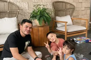 9 Momen Haldy Sabri momong Air Rumi dan Amala ini telaten banget, bak ayah dan anak kandung