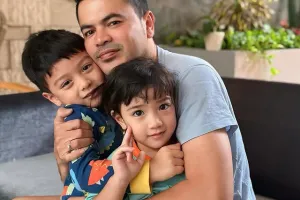 9 Momen Haldy Sabri momong Air Rumi dan Amala ini telaten banget, bak ayah dan anak kandung