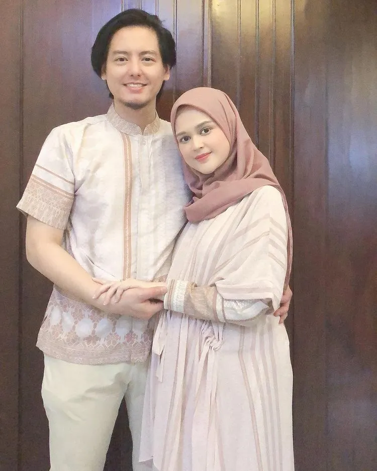 Inspirasi baju couple Lebaran ala 7 seleb Berbagai sumber