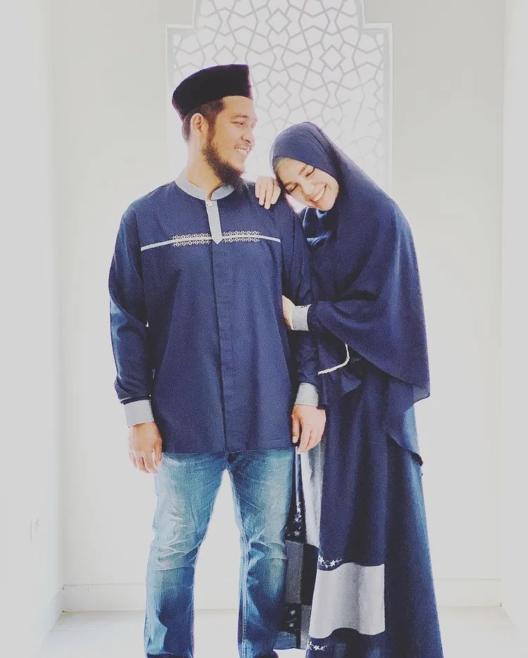 Inspirasi baju couple Lebaran ala 7 seleb Berbagai sumber