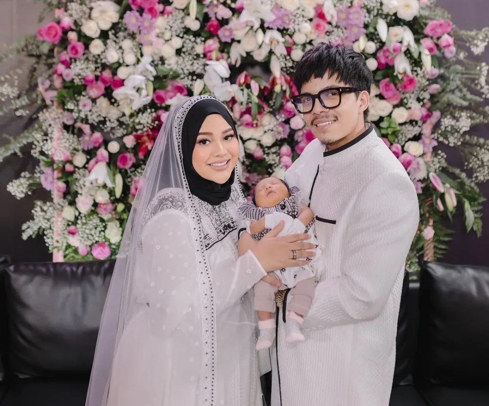 Inspirasi baju couple Lebaran ala 7 seleb Berbagai sumber