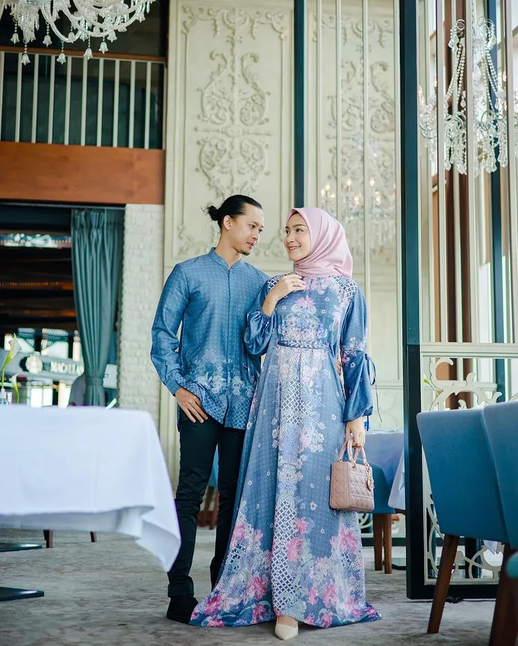 Inspirasi baju couple Lebaran ala 7 seleb Berbagai sumber