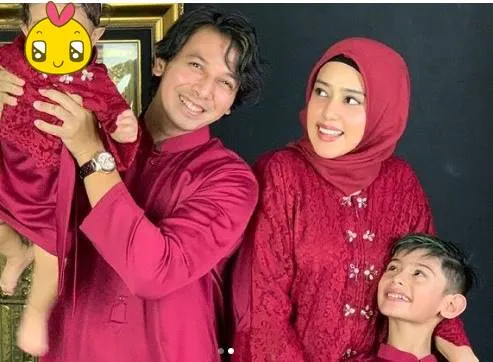 inspirasi seragam keluarga Fairuz A Rafiq © Instagram