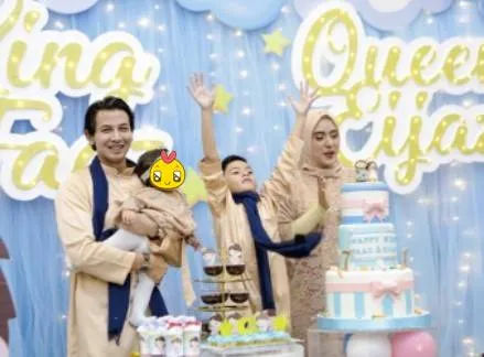 inspirasi seragam keluarga Fairuz A Rafiq © Instagram