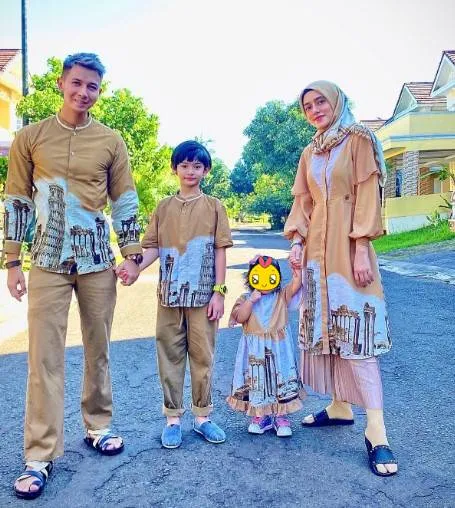 inspirasi seragam keluarga Fairuz A Rafiq © Instagram