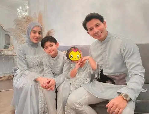 inspirasi seragam keluarga Fairuz A Rafiq © Instagram