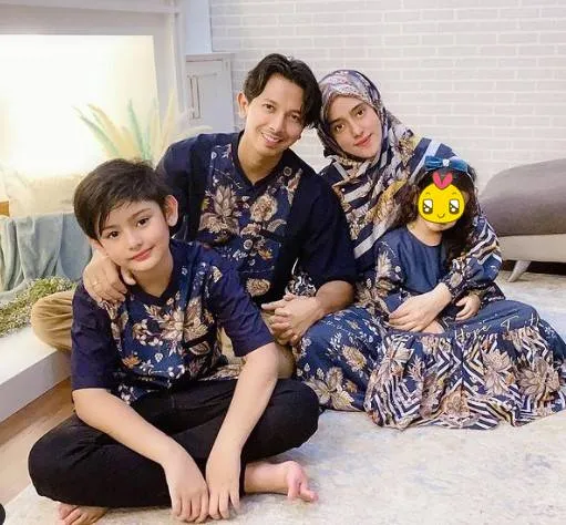 inspirasi seragam keluarga Fairuz A Rafiq © Instagram