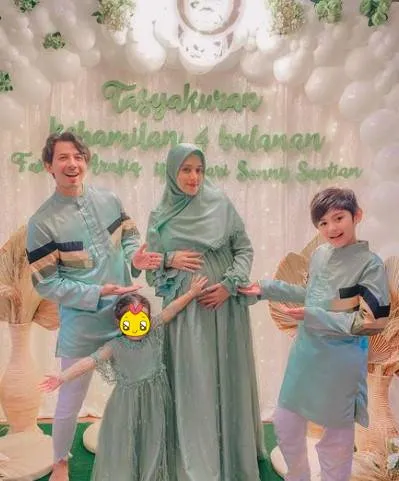inspirasi seragam keluarga Fairuz A Rafiq © Instagram