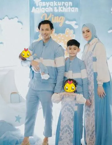 inspirasi seragam keluarga Fairuz A Rafiq © Instagram