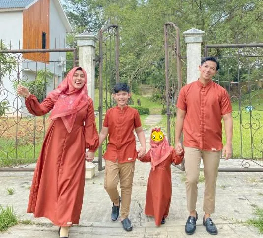 inspirasi seragam keluarga Fairuz A Rafiq © Instagram
