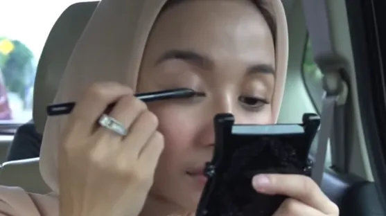 Daily makeup ala Laudya Chintya Bella Berbagai sumber Daily makeup ala Laudya Chintya Bella Berbagai sumber
