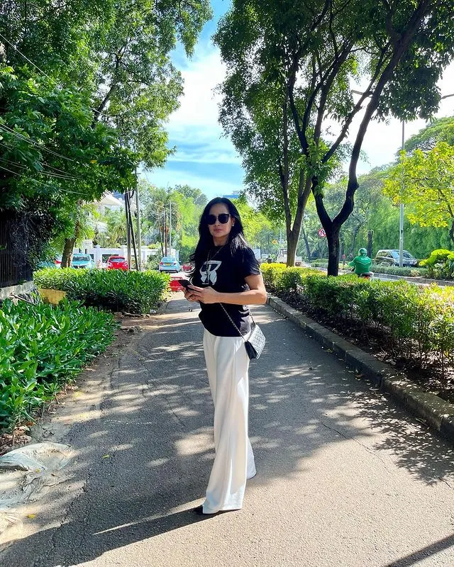 6 Rahasia wajah awet muda Donna Harun Instagram