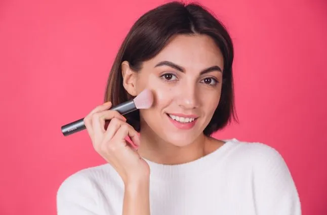 Rahasia makeup flawless ala Cinta Laura Berbagai sumber