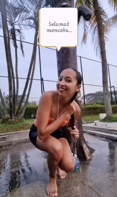 Trik mencuci rambut yang tepat setelah berenang Berbagai sumber