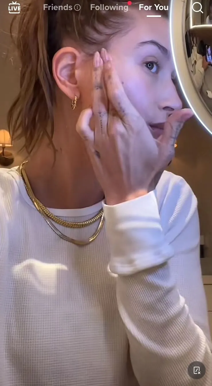 Step makeup ala Hailey Bieber © 2023 brilio.net