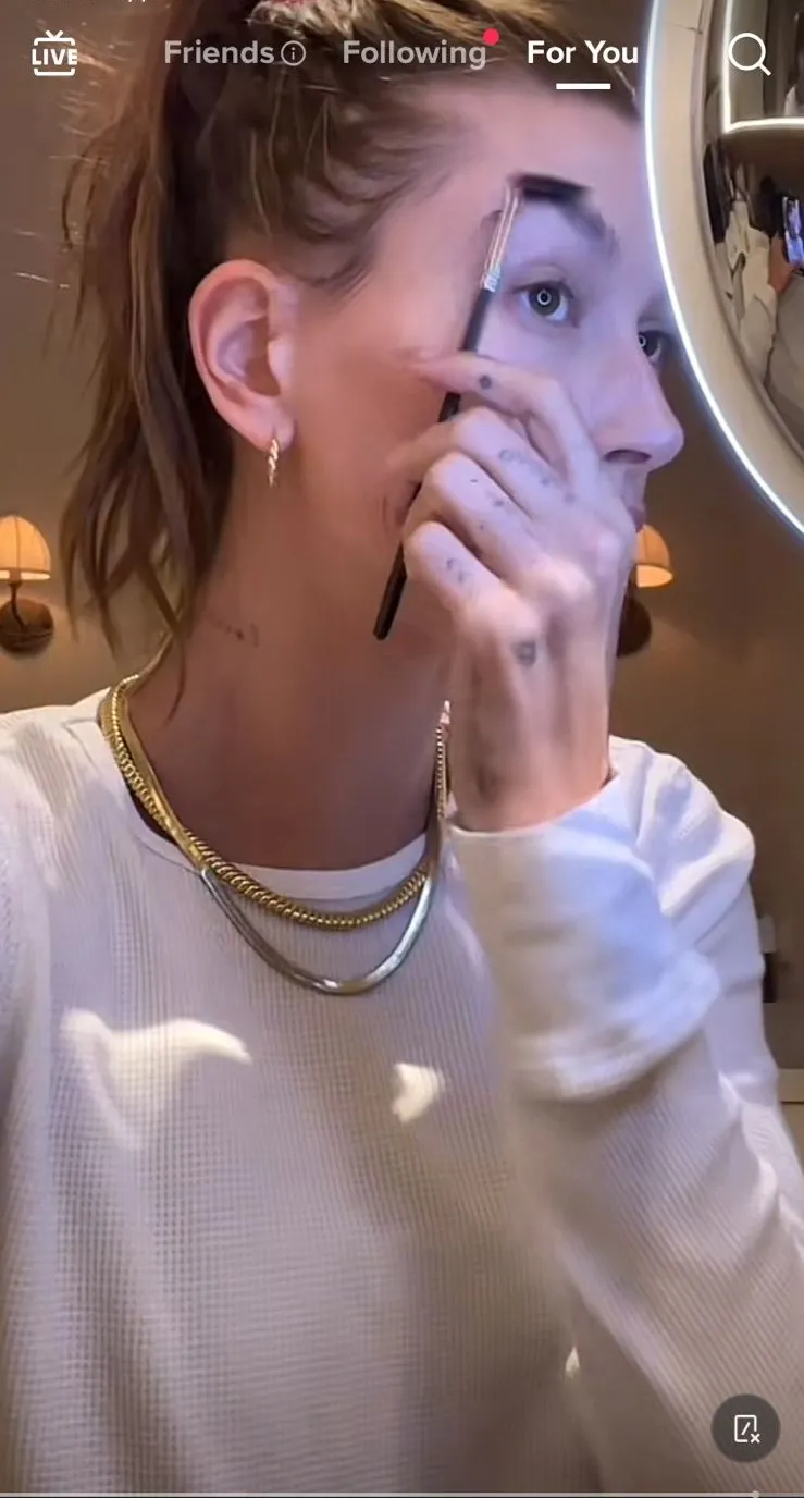 Step makeup ala Hailey Bieber © 2023 brilio.net