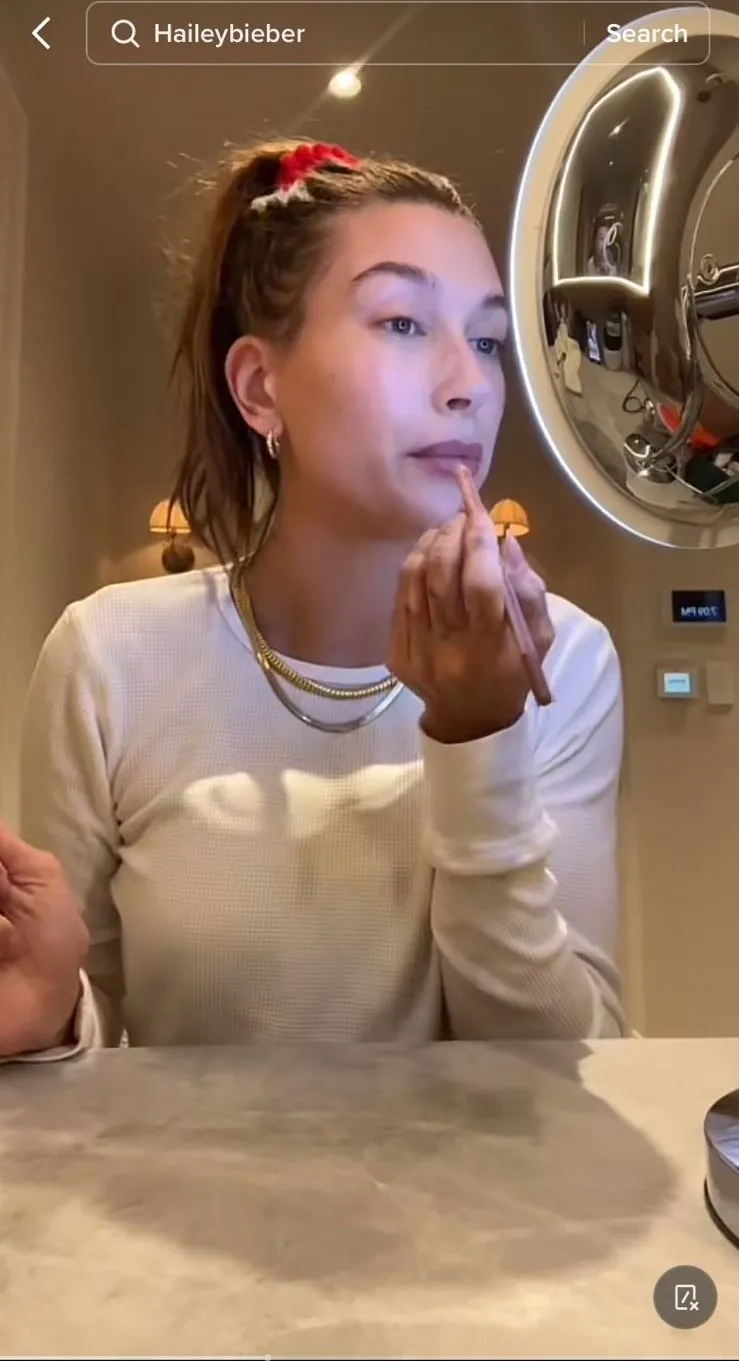 Step makeup ala Hailey Bieber © 2023 brilio.net