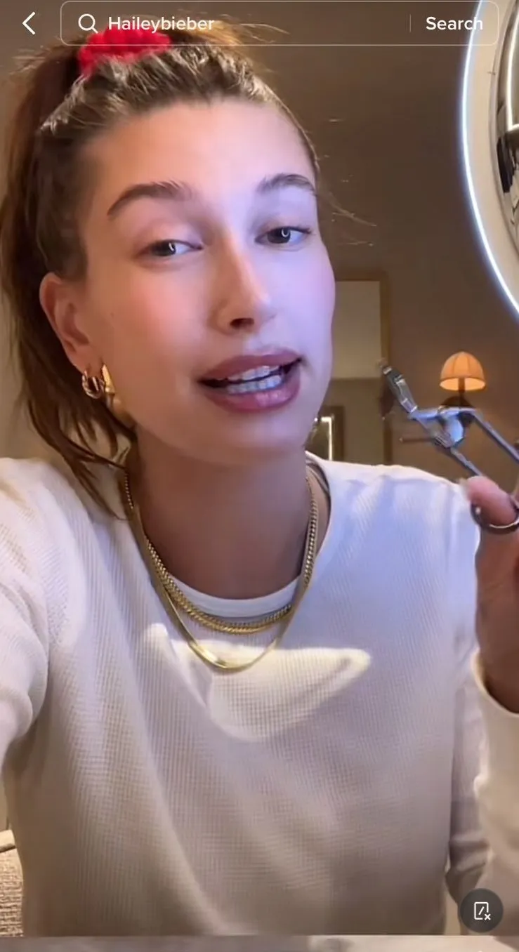 Step makeup ala Hailey Bieber © 2023 brilio.net