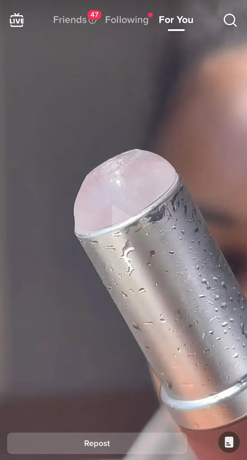 hilangkan lingkaran hitam bawah mata pake eye roller © 2023 berbagai sumber