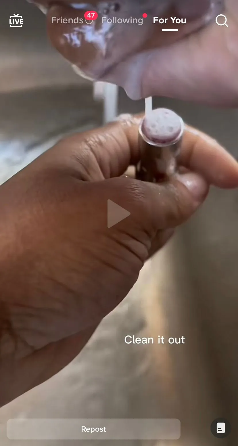 hilangkan lingkaran hitam bawah mata pake eye roller © 2023 berbagai sumber