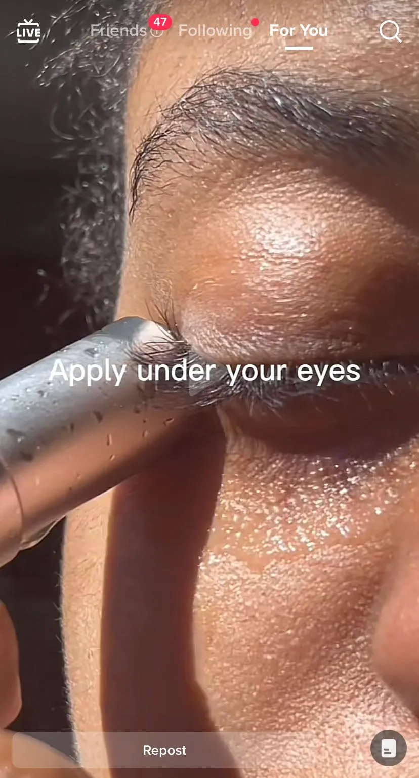 hilangkan lingkaran hitam bawah mata pake eye roller © 2023 berbagai sumber