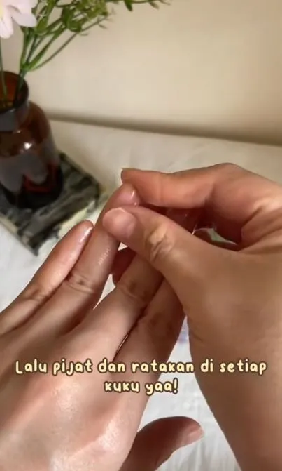 Cara mengatasi kuku rusak akibat kuteks pakai 1 jenis minyak Berbagai sumber