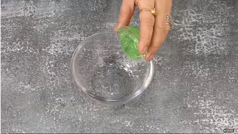 cara hilangkan bau badan dan keringat berlebih berbagai sumber