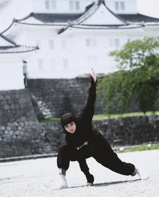 Rina Nose dandan jadi karakter terkenal © Instagram