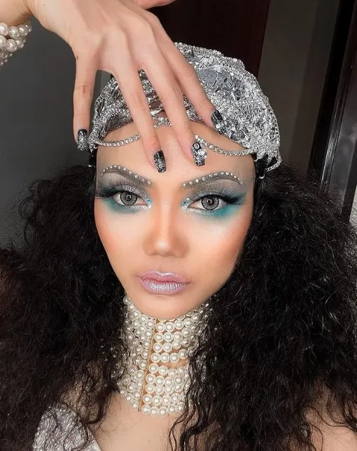 Rina Nose dandan jadi karakter terkenal © Instagram