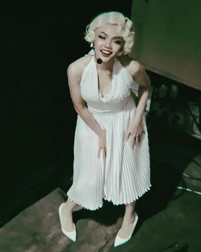 Rina Nose dandan jadi karakter terkenal © Instagram