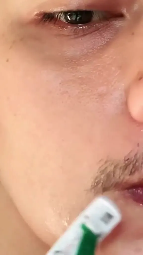 Cowok enggan cukur kumis © Instagram