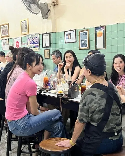 Lisa BLACKPINK di warung kaki lima © berbagai sumber