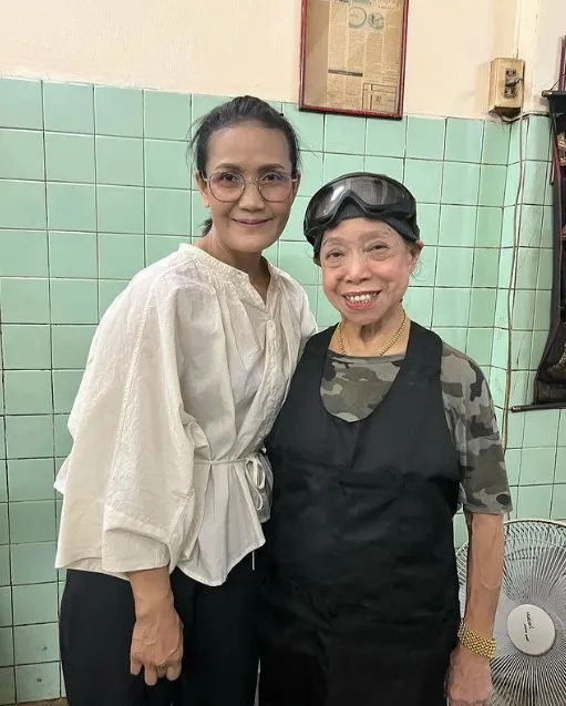 Lisa BLACKPINK di warung kaki lima © berbagai sumber