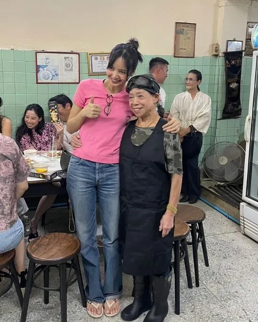 Lisa BLACKPINK di warung kaki lima © berbagai sumber