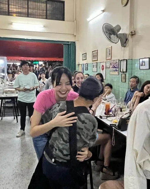 Lisa BLACKPINK di warung kaki lima © berbagai sumber