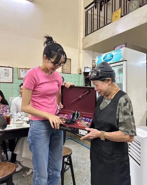 Lisa BLACKPINK di warung kaki lima © berbagai sumber